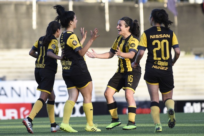 Stefanie Salazar y Ximena Velazco, de Peñarol, tras convertir un gol ante Fénix, por la fecha 1 de la fase final del 25° Campeonato Uruguayo Femenino, el domingo 6 de diciembre de 2020, en el Estadio Charrúa, en Montevideo. · Foto: Fernando Morán