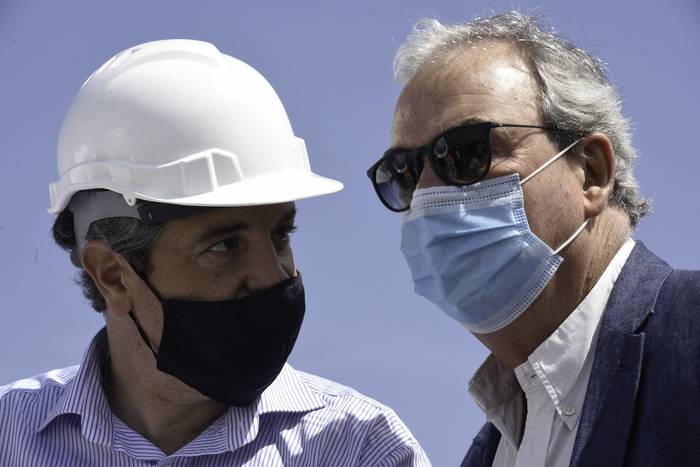 Luis Alberto Heber y Juan Curbelo, durante una recorrida por las obras del puerto de Capurro (archivo, diciembre de 2020).





