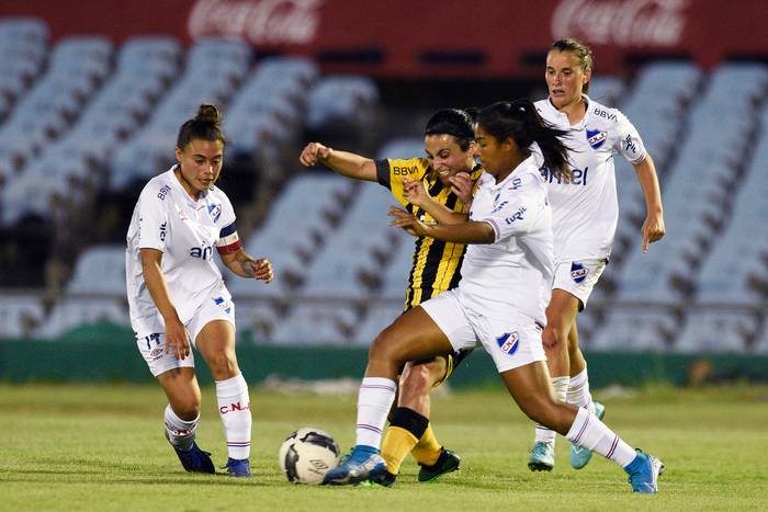 Ximena Velazco, de Peñarol, Valeria Colman, Maytel Costa y Sabrina Soravilla, de Nacional, el jueves 10 de diciembre de 2020, en el Estadio Centenario. · Foto: Fernando Morán