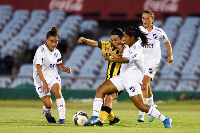 Valeria Colman, de Nacional, Ximena Velazco, de Peñarol, Maytel Costa y Sabrina Soravilla, de Nacional, por la fecha 2 de la fase final del 25° Campeonato Uruguayo Femenino, el jueves 10 de diciembre de 2020 en el Estadio Centenario. · Foto: Fernando Morán