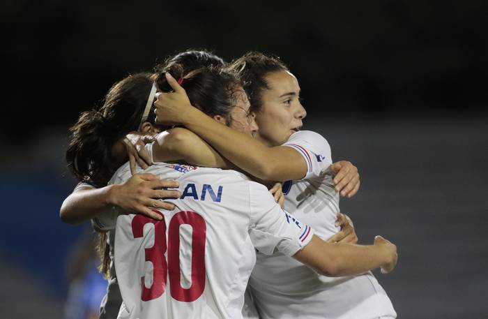 Caterin Lima, Juliana Castro, y Esperanza Pizarro, de Nacional tras el gol de Castro a Liverpool, el 13 de diciembre de 2020, en el estadio Centenario. · Foto: .