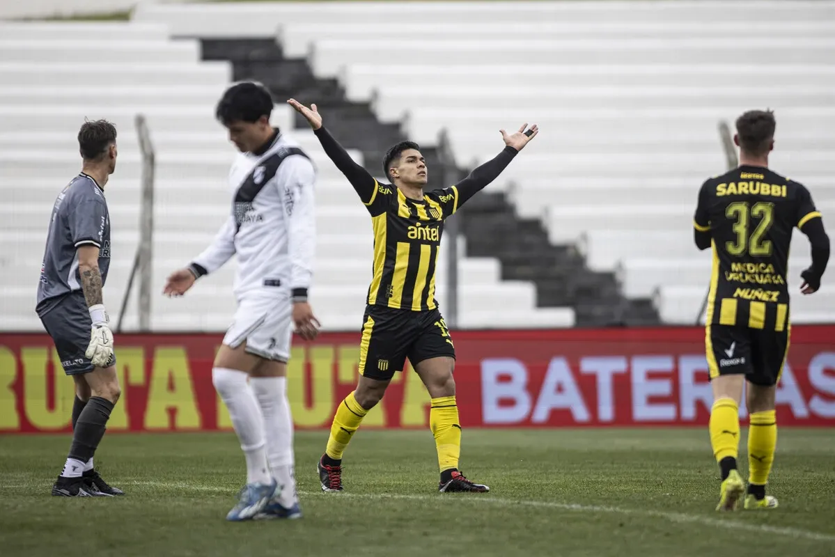 Peñarol derrota por goleada a Danubio en un partido a puertas cerradas