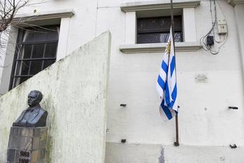 Foto principal del artículo '¿Qué implica el duelo nacional que el gobierno decretó tras la muerte de José Mujica?' · Foto: Fernando Morán