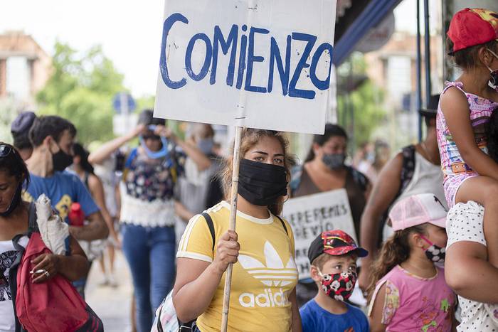 Familias del barrio Nuevo Comienzo, Santa Catalina, se movilizaron el 18 de diciembre, en el centro de Montevideo. Foto: Alessandro Maradei