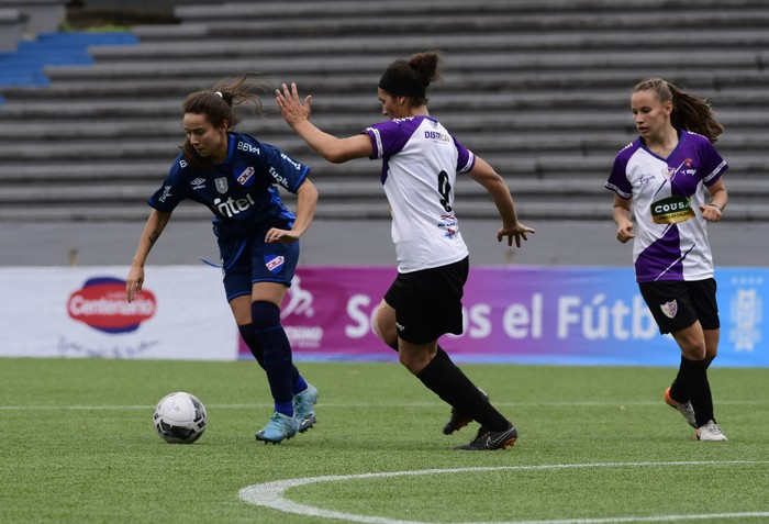 Esperanza Pizarro, de Nacional, Pierina Montenegro, de Fénix,  en el estadio Charrúa (archivo, diciembre de 2020) · Foto: Sandro Pereyra