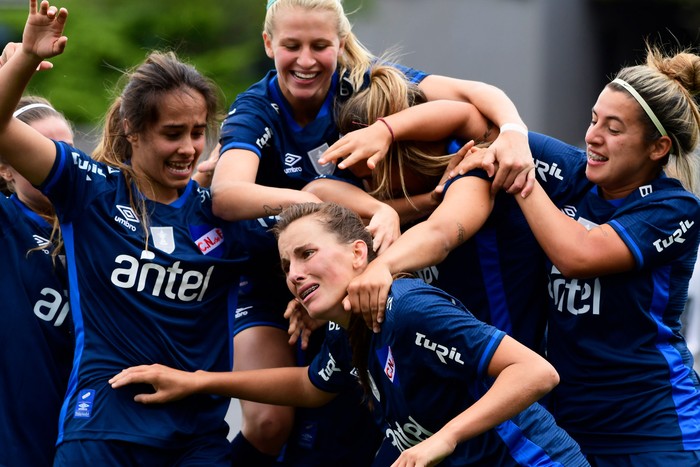 Partido por la quinta fecha del campeonato uruguayo especial femenino entre los equipos de Nacional y Fénix, en el Estadio Charrúa (archivo, diciembre de 2020). · Foto: Sandro Pereyra