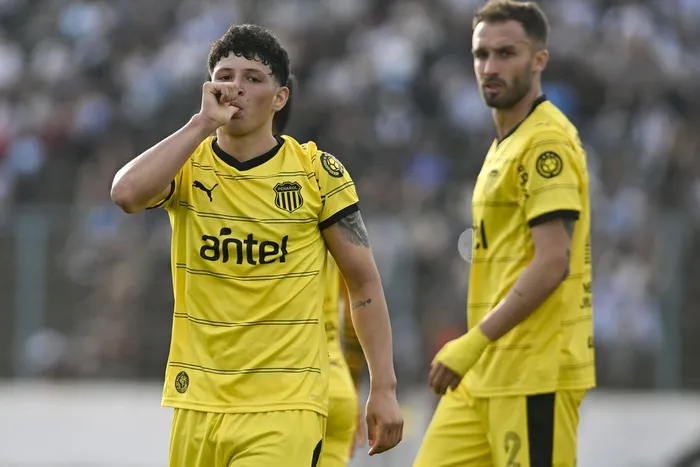 Cristian Leonel Jaime, de Peñarol, tras convertir el segundo gol a Cerro por la  séptima fecha del Torneo Clausura en el Estadio Luis Tróccoli. · Foto: Guillermo Legaria, Agencia Gamba