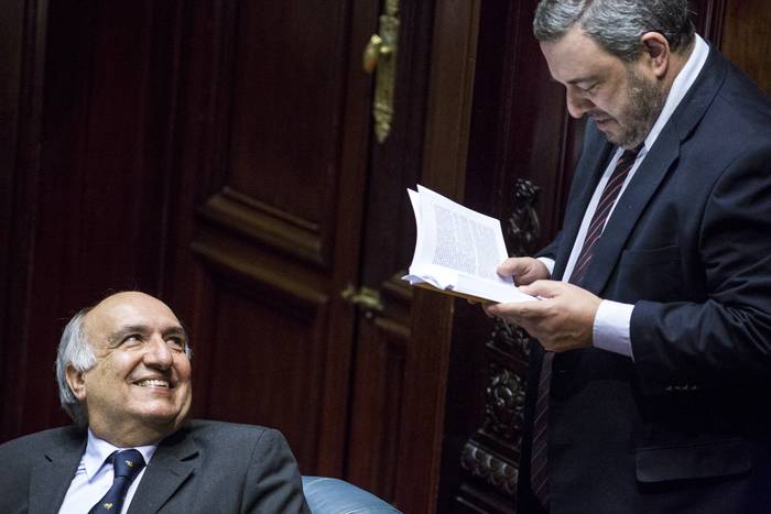 Guillermo Domenech y Mario Bergara en la Cámara de Senadores (archivo, junio de 2022). · Foto: .