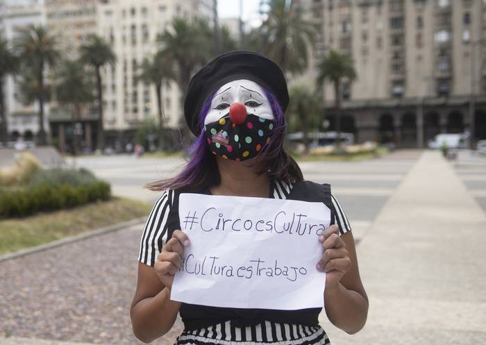 Intervención de de artistas circenses en la puerta de Torre Ejecutiva. (archivo, enero de 2021) · Foto: Alessandro Maradei