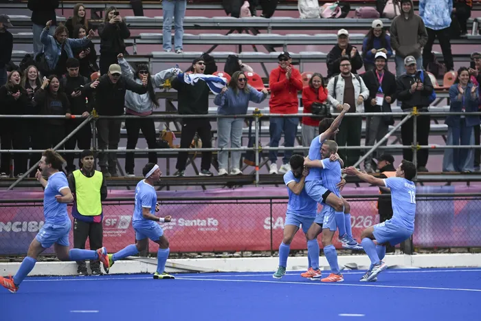 Jugadores de Uruguay celebran tras la conversión de Matías Pereiro en la definición por shoot out ante Brasil, el 22 de setiembre, en el estadio de la Asociación Santafesina de Hockey, en Santa Fe. · Foto: Sandro Pereyra, Agencia Gamba