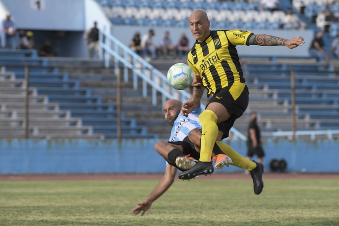 Ariel Nahuelpán, de Peñarol, y Pablo Lacoste, de Cerro, 16 de enero de 2021, primera fecha del Torneo Clausura en el estadio Luis Tróccoli. · Foto: Sandro Pereyra