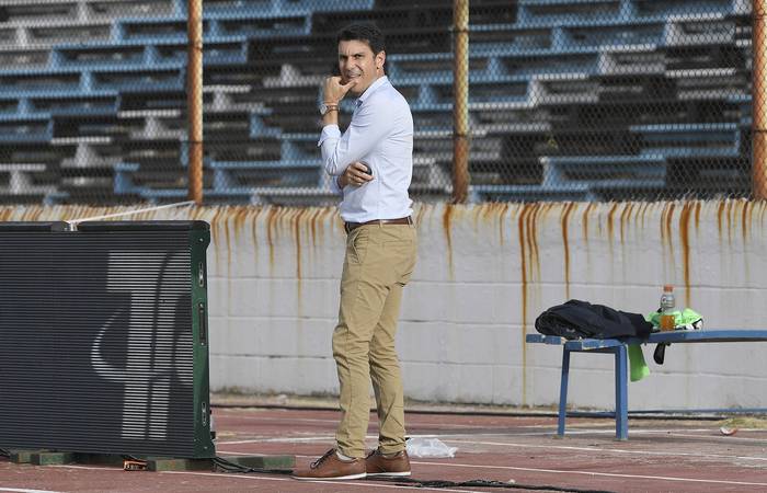 Mauricio Larriera, director técnico de Peñarol, en el estadio Luis Tróccoli. · Foto: Sandro Pereyra