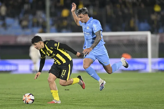 Leonel Jaime, de Peñarol, y Eduardo Agüero, de Montevideo City Torque, por la Liga AUF Uruguaya, el 30 de setiembre, en el estadio Centenario. · Foto: Guillermo Legaria, Agencia Gamba