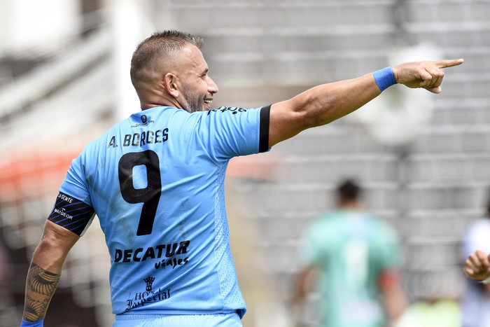 Enzo Borges, de Cerro Largo, durante la primera fecha del Campeonato Clausura, el 16 de enero de 2021, en el estadio María Mincheff de Lazaroff. · Foto: Fernando Morán