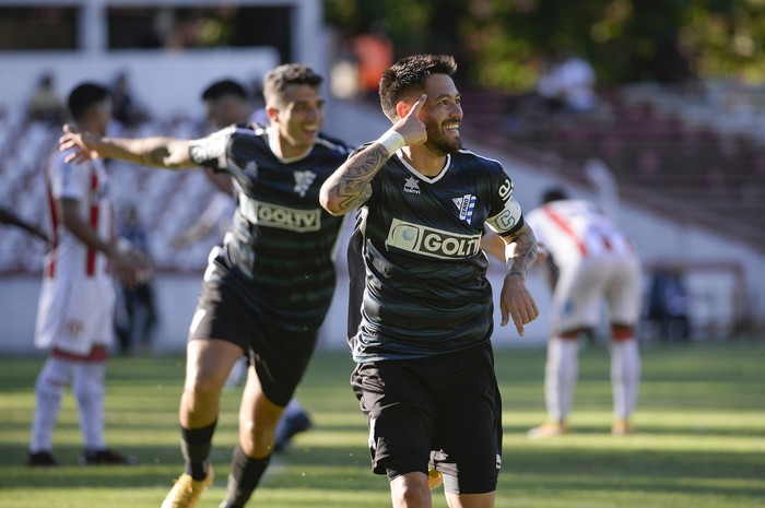 José Luis Tancredi, tras convertir el segundo gol de Cerro a River Plate, en el Parque Saroldi · Foto: Alessandro Maradei