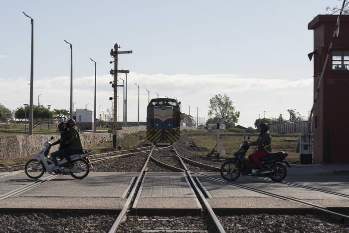 Trabajadores de AFE en la estación próxima al cruce con la calle 18 de Julio, en Paso de los Toros (archivo, 2019). · Foto: Sandro Pereyra