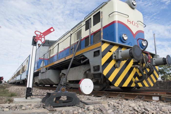 Operativa de trabajadores de AFE en la estación ferroviaria próxima al cruce con la calle 18 de Julio, arteria principal de Paso de los Toros (archivo, 2019). · Foto: Sandro Pereyra