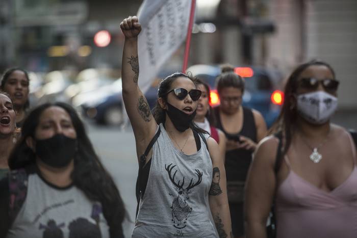Marcha de la Plaza Libertad a la Intendencia de Montevideo en la primera alerta feminista de 2021, por el femicidio de Carolina Escudero. · Foto: .