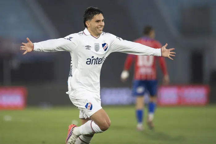 Tiziano Correa, de Nacional, tras convertir el gol contra Central Español, el 11 de octubre, en el estadio Centenario. · Foto: Fernando Morán, Agencia Gamba