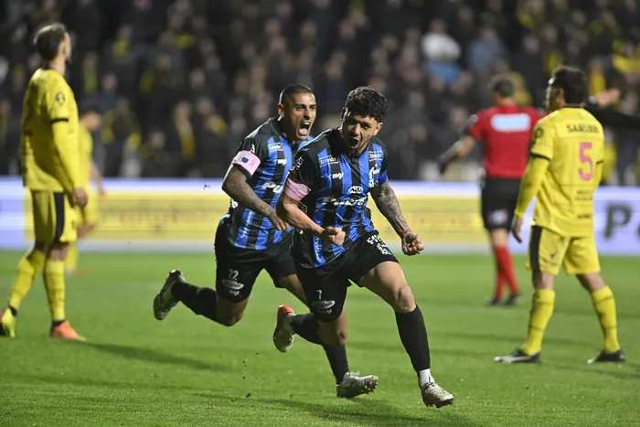 Federico Martínez y Diego Zabala, de Liverpool, contra Peñarol por el Torneo Clausura, el 18 de octubre, en el Parque Viera. · Foto: Guillermo Legaria, Agencia Gamba
