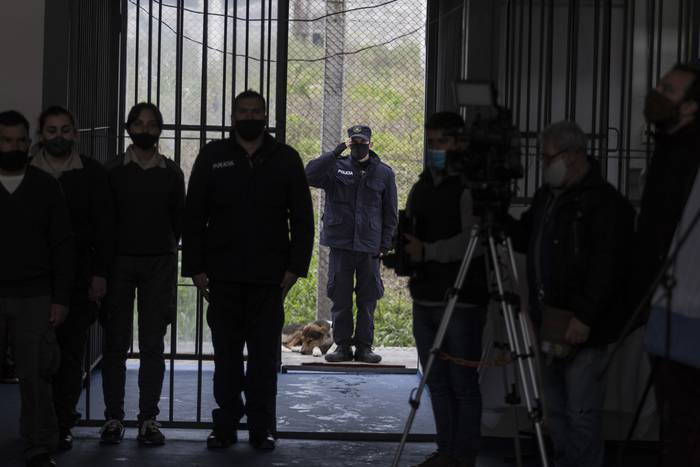 Operadores penitenciarios y policías en la Unidad 4 Santiago Vázquez (ex Comcar). (archivo, julio de 2020) · Foto: Ernesto Ryan