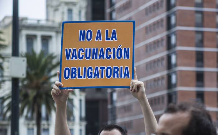 Manifestación de negacionistas contra la vacunación obligatoria (archivo, febrero de 2021).
 · Foto: .