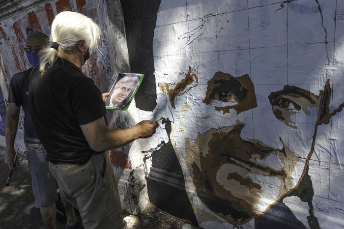Pintada de mural en homenaje a Tabaré Vázquez por parte de militantes del Frente Amplio, en La Teja.

 · Foto: Federico Gutiérrez