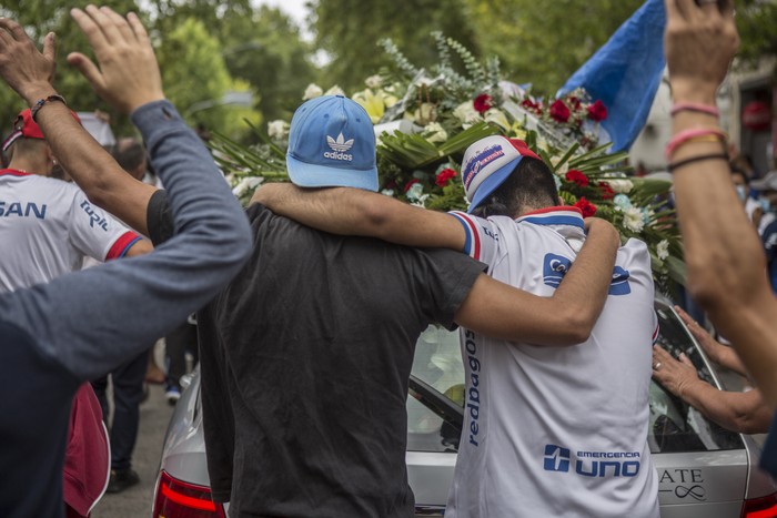 Hinchas de Nacional despiden al Morro García al paso del cortejo fúnebre, el 9 de febrero de 2021, en la sede del club. · Foto: Ernesto Ryan