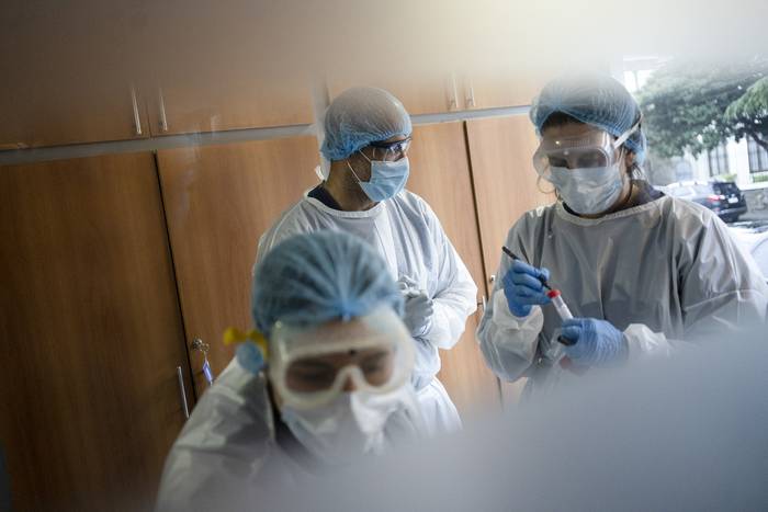 Trabajadores de la salud en laboratorio. · Foto: Mariana Greif