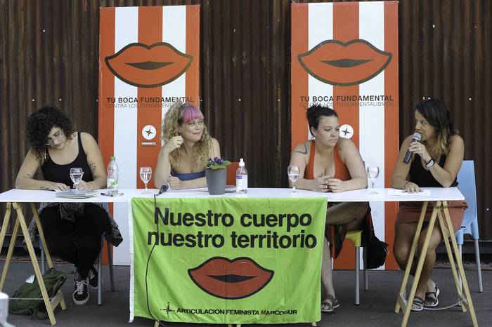 Sabrina Martínez, Majo Hernández, Sofía Mieres y Natalia Marcoveccio, el sábado, durante el taller debate, en la plaza Las Pioneras. · Foto: Federico Gutiérrez
