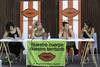 Sabrina Martínez, Majo Hernández, Sofía Mieres y Natalia Marcoveccio, el sábado, durante el taller debate, en la plaza Las Pioneras. Sabrina Martínez, Majo Hernández, Sofía Mieres y Natalia Marcoveccio, el sábado, durante el taller debate, en la plaza Las Pioneras.