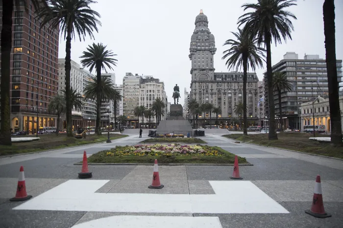 Preparativos para filmación, en la plaza Independencia (archivo). · Foto: Ernesto Ryan