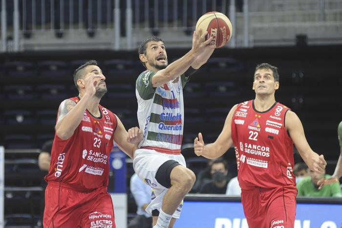 Damián Tintorelli, de Trouville, Leandro García Morales, de Aguada, y Leonardo Mainoldi, de Trouville, durante la cuarta final de la Liga Uruguaya de Basquetbol, en el Antel Arena.




 · Foto: Federico Gutiérrez