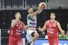 Damián Tintorelli, de Trouville, Leandro García Morales, de Aguada, y Leonardo Mainoldi, de Trouville, durante la cuarta final de la Liga Uruguaya de Basquetbol, en el Antel Arena.
· Foto: Federico Gutiérrez Damián Tintorelli, de Trouville, Leandro García Morales, de Aguada, y Leonardo Mainoldi, de Trouville, durante la cuarta final de la Liga Uruguaya de Basquetbol, en el Antel Arena.
· Foto: Federico Gutiérrez