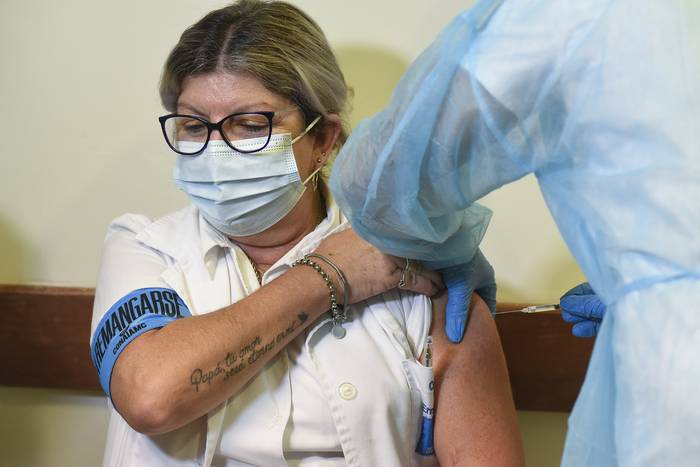 Olga Ríos trabajadora de la salud recibe la vacuna contra el Covid 19 en la mutualista Médica Uruguaya.  · Foto: Federico Gutiérrez