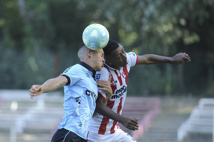 César Aráujo, de Wanderers, y Adrián Leites, de River Plate, en el Parque Saroldi.  · Foto: Federico Gutiérrez