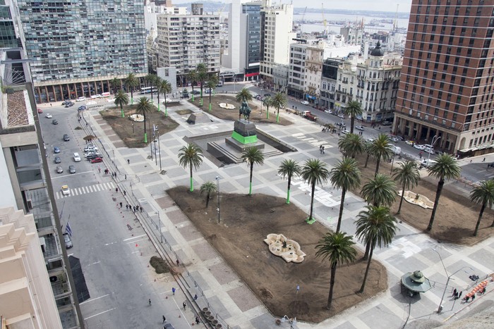 Preparativos para la filmación en la plaza Independencia de la serie _Conquest_ (archivo, 2019). · Foto: Alessandro Maradei