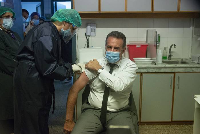 El Ministro de Salud Daniel Salinas se vacuna del covid-19 en el Hospital Maciel. · Foto: Alessandro Maradei