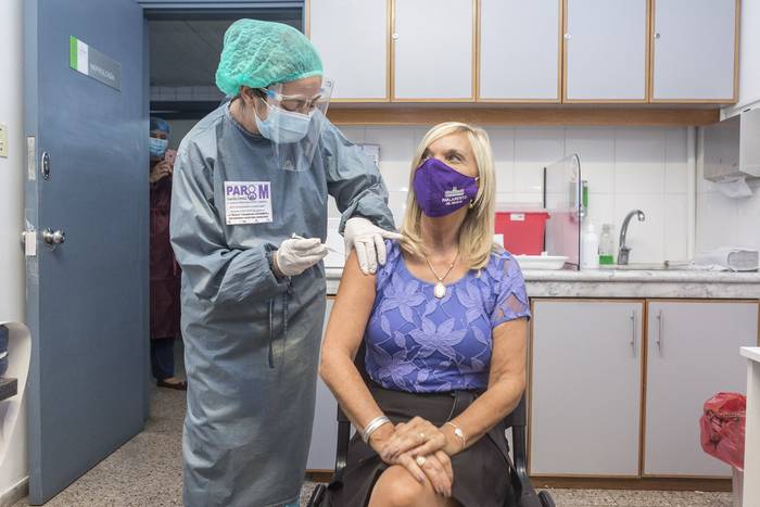 La vice presidenta Beatriz Argimón cuando recibía la vacuna contra el COVID 19, en el Hospital Maciel. · Foto: .