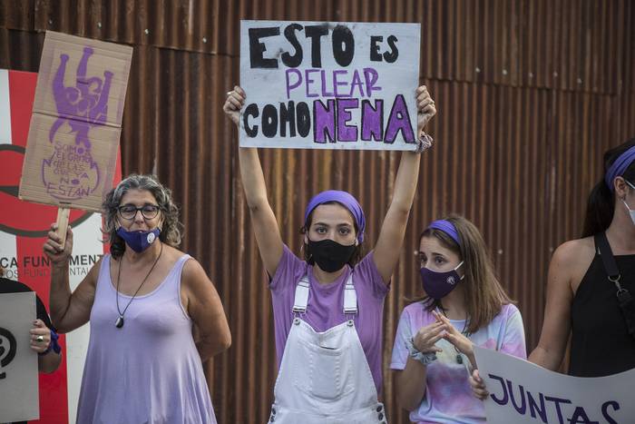 Manifestantes en el Día Internacional de la Mujer, en Montevideo.  · Foto: Ernesto Ryan