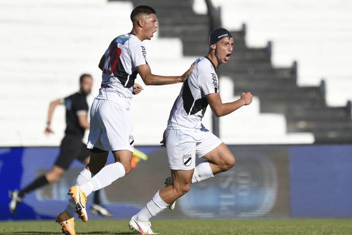 Nicolás Hernán Siri, de Danubio, junto a Mateo Ponte, tras convertir ante Nacional, el 13 de marzo de 2021 en el Estadio Jardines del Hipódromo.
 · Foto: Fernando Morán