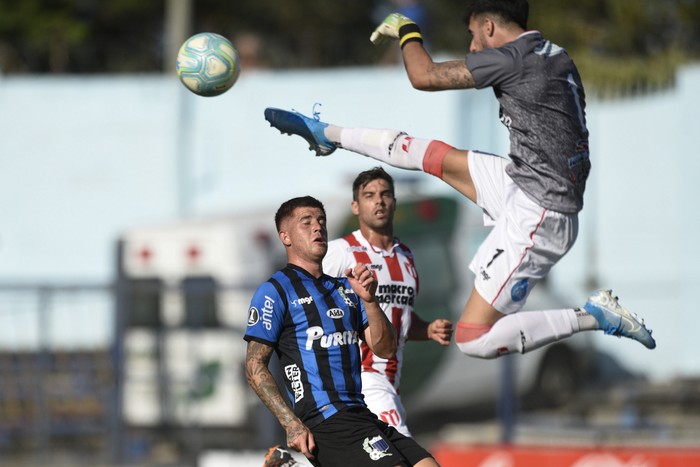  Lucas Machado, golero de River Plate, y Juan Ignacio Ramírez, de Liverpool, en el estadio Belvedere.  · Foto: Fernando Morán