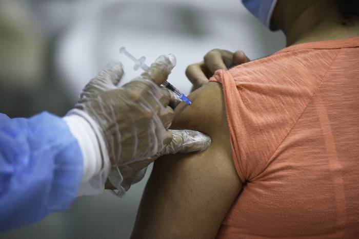 Vacunacion contra covid 19, al personal del Hogar Isrraelita del Uruguay. (archivo, marzo de 2021) · Foto: Federico Gutiérrez