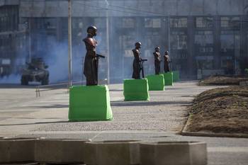 Rodaje de la serie _Conquest_ en la plaza Independencia (archivo, setiembre de 2019). · Foto: Ernesto Ryan