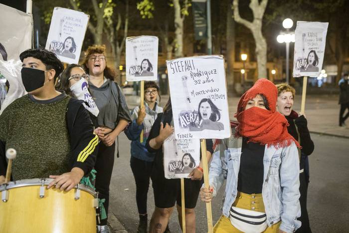 Alerta feminista, por la avenida 18 de Julio, el 17 de marzo, en Montevideo. · Foto: .