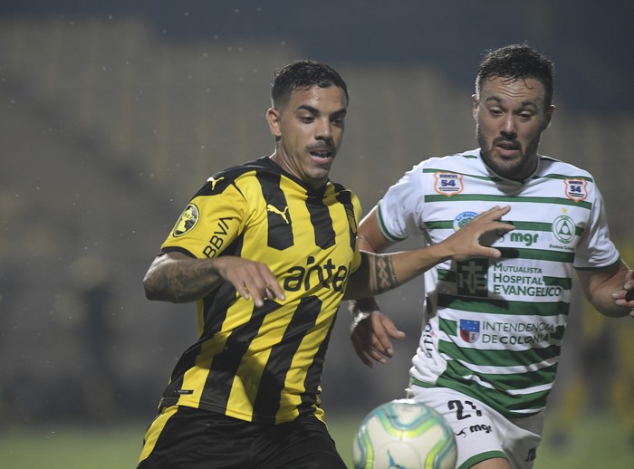  David Terans, de Peñarol, y Ramiro Quintana, de Plaza Colonia, durante el partido por la decimotercera fecha del Torneo Clausura, el 20 de marzo, en el estadIo Campeón del Siglo.  · Foto: Sandro Pereyra