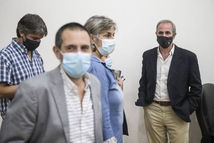 Ricardo Silvario, Gonzalo Ferreira, Zaida Arteta, Mercedes Pérez, y Gustavo Grecco, el 22 de marzo, luego de la conferencia de prensa en el Sindicato Médico del Uruguay. 

 · Foto: .