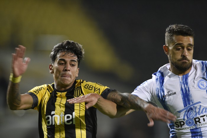 Facundo Torres, de Peñarol, y Robinson Ferreira, de Cerro Largo, por la fecha 8 del Torneo Apertura el jueves 27 de agosto de 2020, en el Estadio Campeón del Siglo. 
 · Foto: Fernando Morán