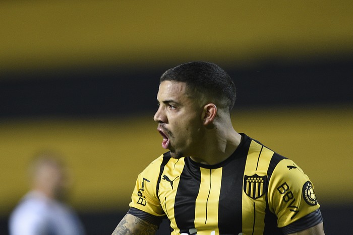 David Terans, durante un partido con Peñarol, en el estadio Campeón del Siglo (archivo, 2020). · Foto: Fernando Morán