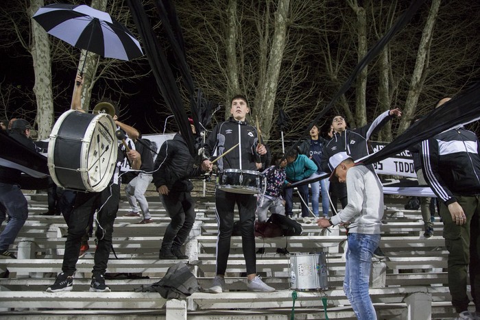 Hinchada de Wanderers, durante un partido en el estadio Parque Viera (archivo). · Foto: Ernesto Ryan